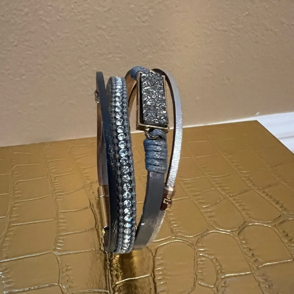 Elegant Silver and Gray Magnetic Clasp Bracelet - Picture 3 of 8